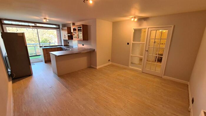 2 Bedroom Flat To Rent In Leamington House, Stonegrove, Edgware, HA8