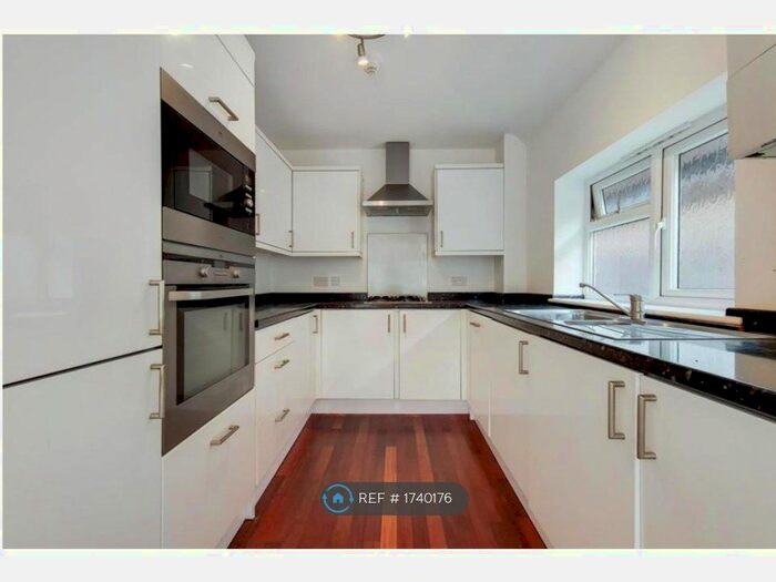 1 Bedroom Flat To Rent In Queens Corner, Hersham, Walton-On-Thames, KT12