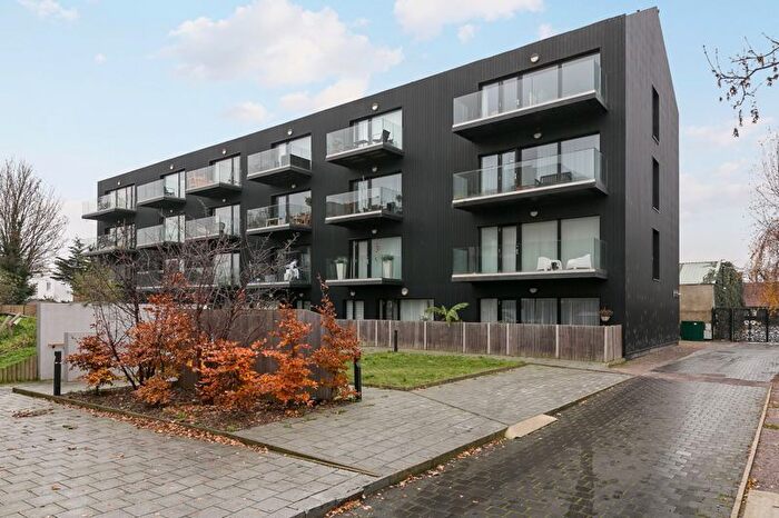 3 Bedroom Flat To Rent In Bell Foundry Close, Croydon, CR0