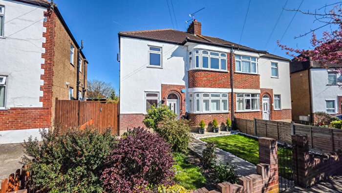 2 Bedroom Maisonette For Sale In Tudor Drive, Gidea Park, RM2