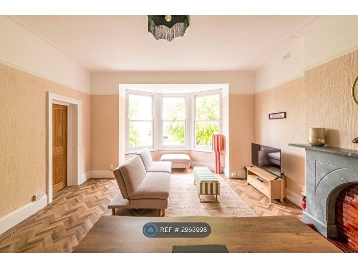 3 Bedroom Flat To Rent In Alma Road, Bristol, BS8