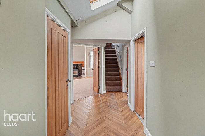 3 Bedroom Detached House For Sale In Kew Hill, Huddersfield, HD3