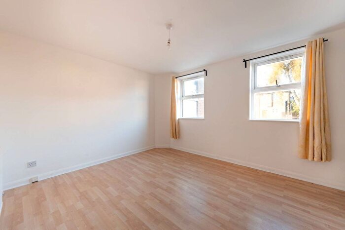 4 Bedroom Maisonette To Rent In Birchen Grove, Queensbury, London, NW9
