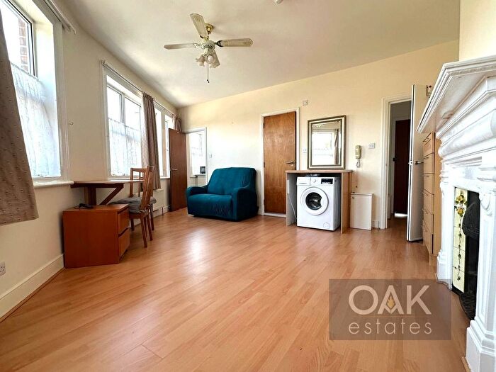 Studio To Rent In Green Lanes, London, N13
