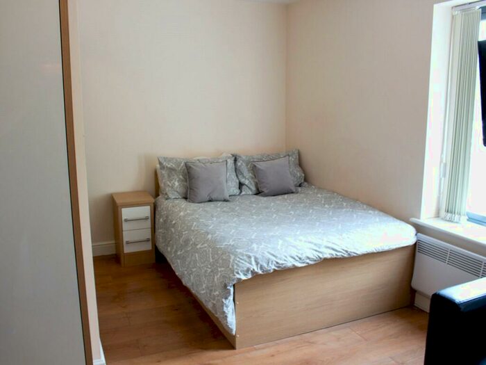 Apartment To Rent In Lofthouse Place, Leeds, #, LS2
