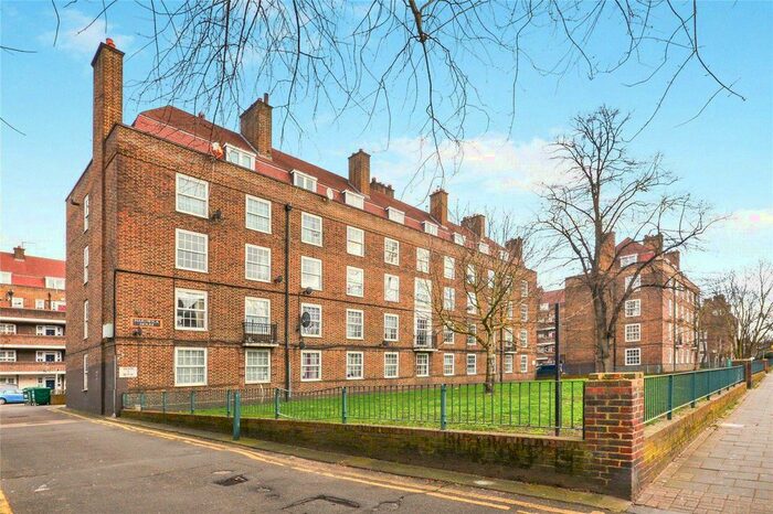 3 Bedroom Flat To Rent In Union Grove, Clapham North, London, SW8