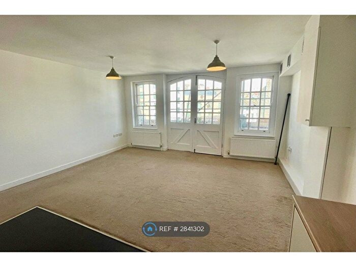 2 Bedroom Flat To Rent In St. Andrews Square, Hastings, TN34