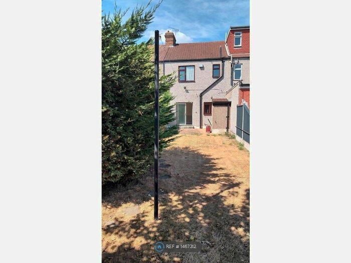 3 Bedroom Terraced House To Rent In New North Road, Ilford, IG6