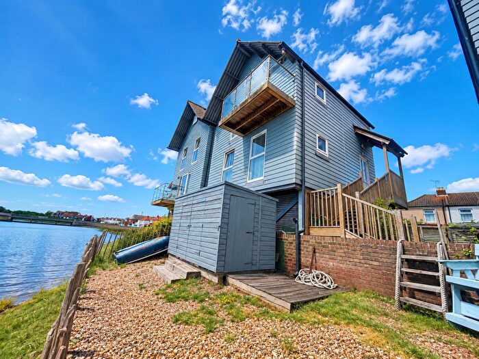 2 Bedroom Detached House To Rent In Old Road, Gosport, PO12