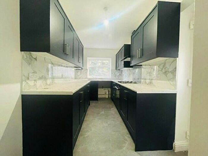 3 Bedroom Semi-Detached House To Rent In Hallbank Drive, BD5