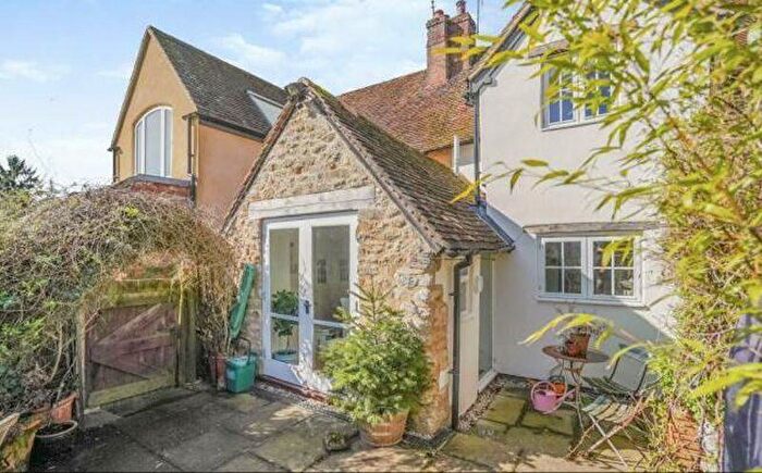 3 Bedroom Character Property For Sale In High Street Long Crendon Buckinghamshire, HP18