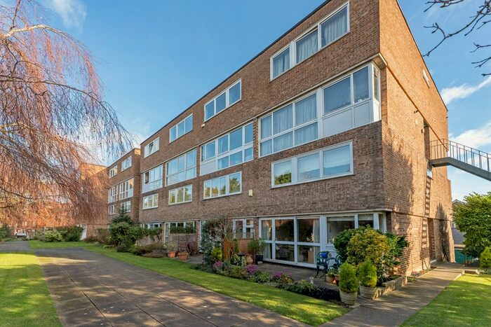 2 Bedroom Flat To Rent In Woodleigh, Churchfields, London E18