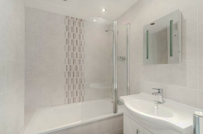 2 Bedroom Flat To Rent In Berrylands Road, Surbiton, KT5