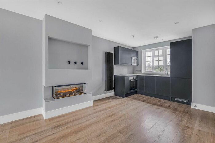 2 Bedroom Flat To Rent In Upper Richmond Road West, East Sheen, SW14