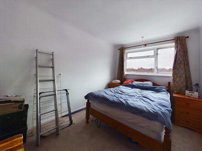 2 Bedroom Flat For Sale In Queens Court, Haywards Heath, RH16
