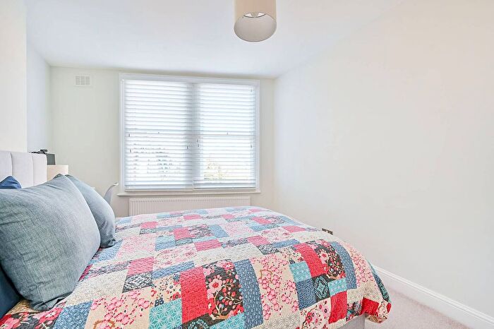 2 Bedroom Flat To Rent In Bolingbroke Road, Brook Green, London, W14