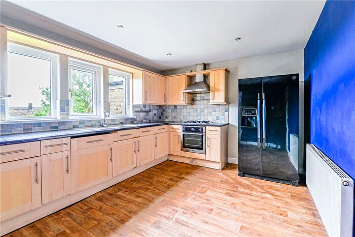 3 Bedroom Town House For Sale In Valley Heights, Denholme, BD13