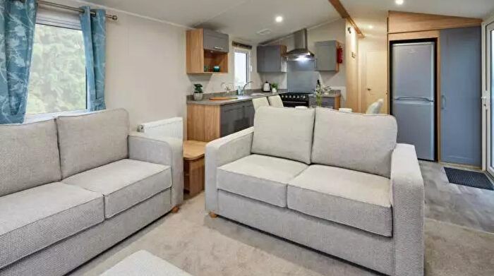 2 Bedroom Mobile/park Home For Sale In St. Leonards, Ringwood, BH24