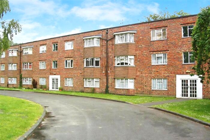 3 Bedroom Flat To Rent In Brighton Road, Sutton, Surrey, SM2