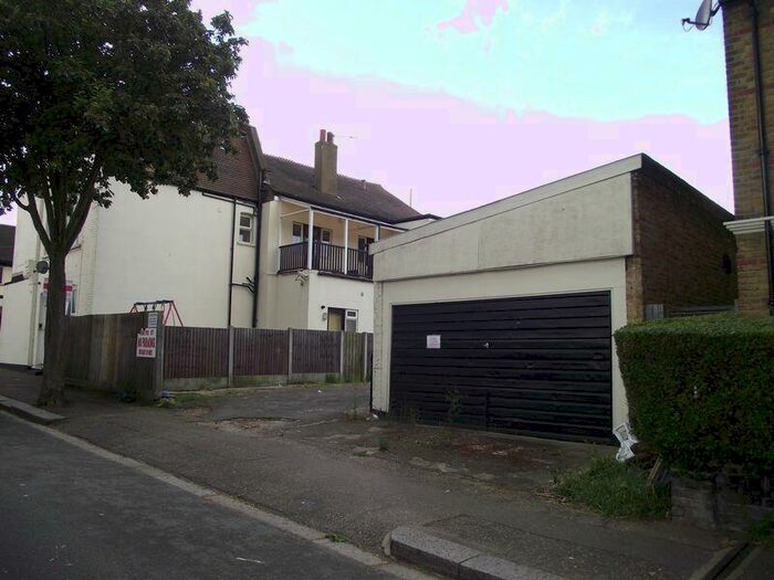 Detached House To Rent In Westborough Road, Westcliff-On-Sea, SS0