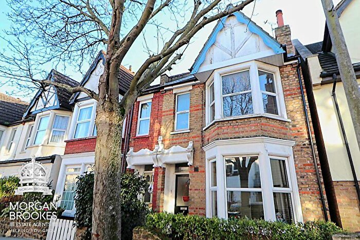 2 Bedroom Apartment For Sale In Pall Mall, Leigh-On-Sea, SS9