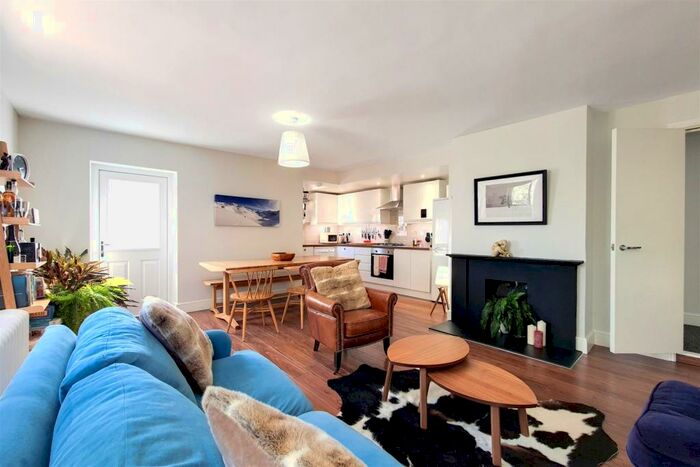 2 Bedroom House To Rent In St. Annes Close, N6