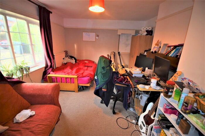 5 Bedroom Semi-Detached House To Rent In Curling Vale, Guildford, GU2