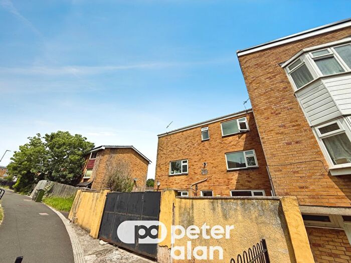 4 Bedroom Town House To Rent In Round Wood, Cardiff, CF23