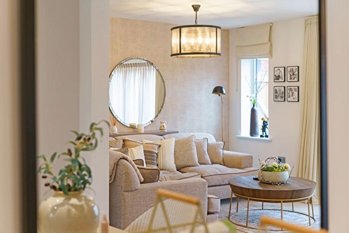 3 Bedroom Semi-Detached House To Rent In Buzzard Close, Stratford-Upon-Avon, CV37