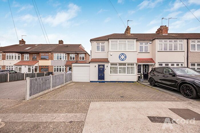 3 Bedroom End Of Terrace House For Sale In Heather Way, Romford, RM1