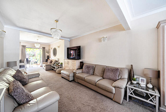 3 Bedroom End Of Terrace House For Sale In Grove Park, London, NW9