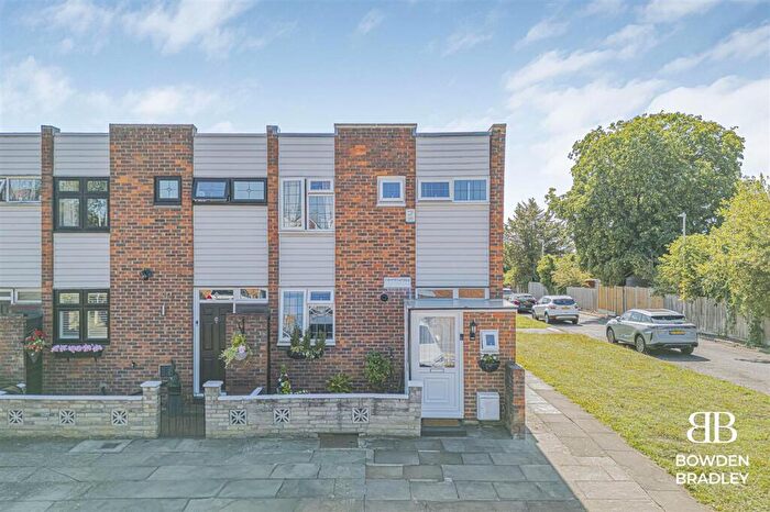 3 Bedroom End Of Terrace House For Sale In Covert Road, Ilford, IG6