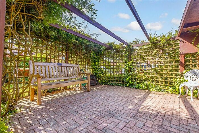 2 Bedroom Flat For Sale In Woodbury Lane, Tenterden, Kent, TN30