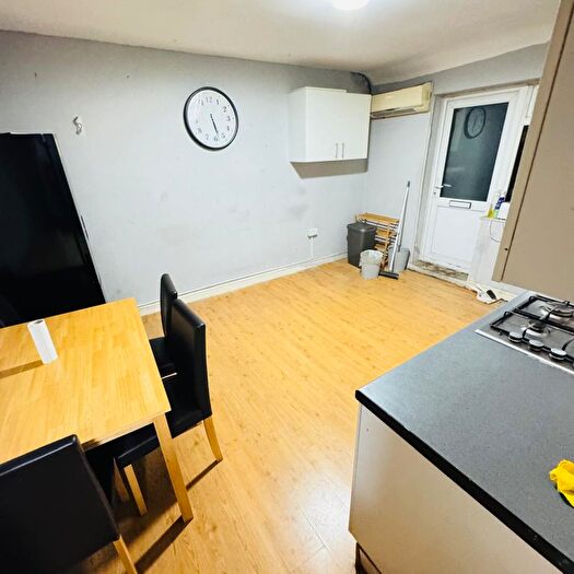 2 Bedroom Flat To Rent In North Hyde Road, Hayes, UB3