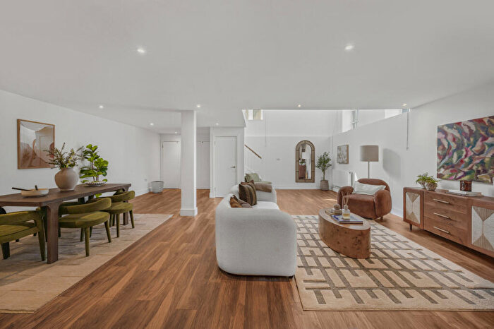 2 Bedroom Apartment For Sale In Essex Road, London, N1