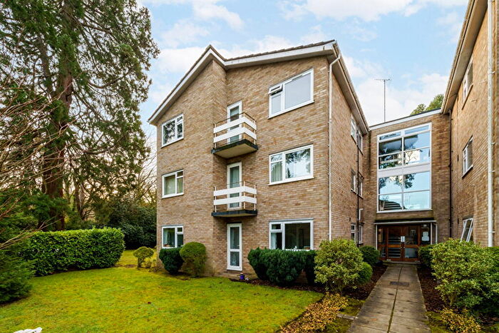 2 Bedroom Apartment For Sale In Coniston Court, Weybridge, KT13