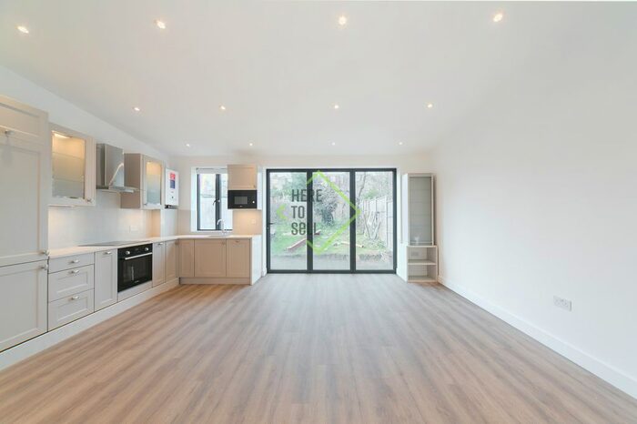 2 Bedroom Flat To Rent In Warwick Road, Bounds Green, N11