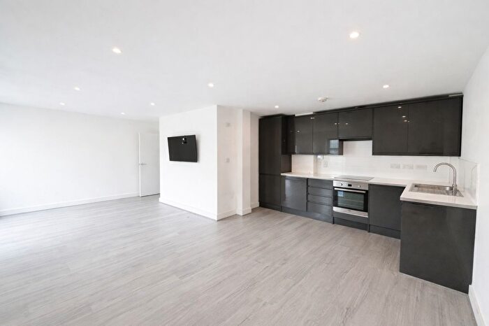 2 Bedroom Flat To Rent In Sparrow House - Glengall Road, Edgware, HA8