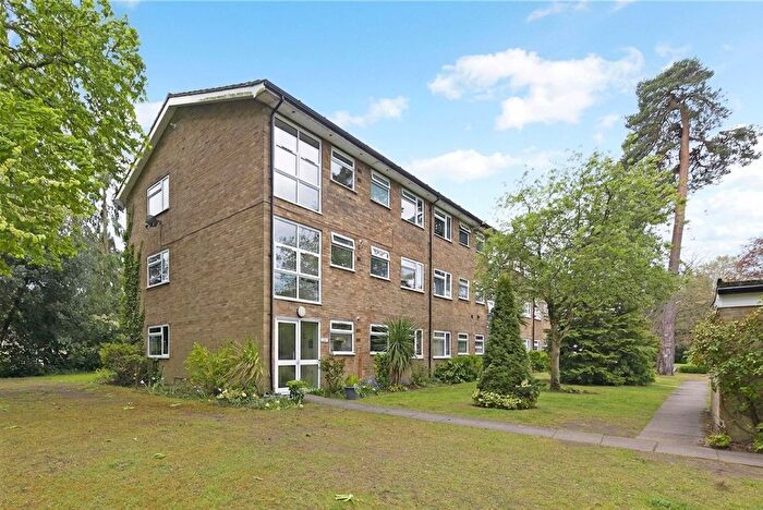 2 Bedroom Flat To Rent In Brockley Combe, Weybridge, KT13