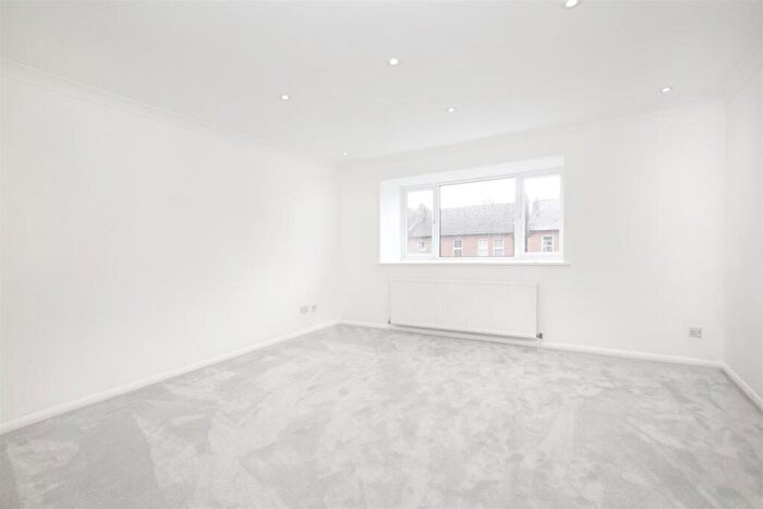 2 Bedroom Flat To Rent In Belton Road, Sidcup, Kent, DA14