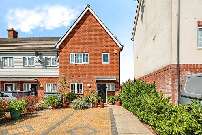 3 Bedroom End Of Terrace House For Sale In Twist Way, Slough, SL2