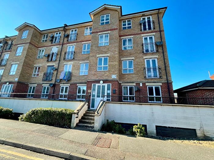 3 Bedroom Flat For Sale In Marlborough Court, Grove Road, Luton, Bedfordshire, LU1