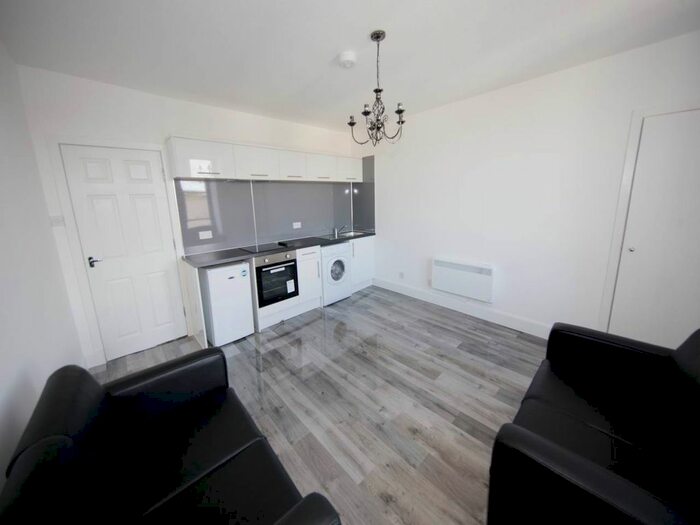 2 Bedroom Flat To Rent In Strathmore Avenue, Dundee, DD3