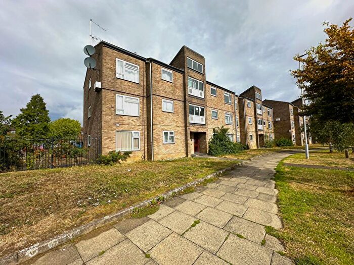 2 Bedroom Flat For Sale In Whipperley Ring, Luton, LU1