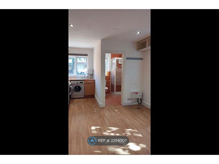 Studio To Rent In Bristow Road, Hounslow, TW3