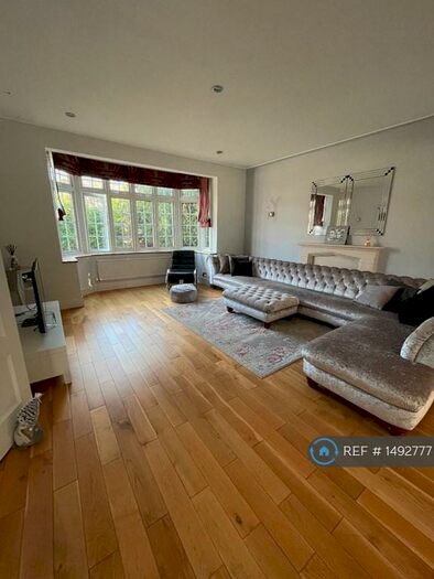 3 Bedroom Detached House To Rent In Grove Park Road, London, SE9