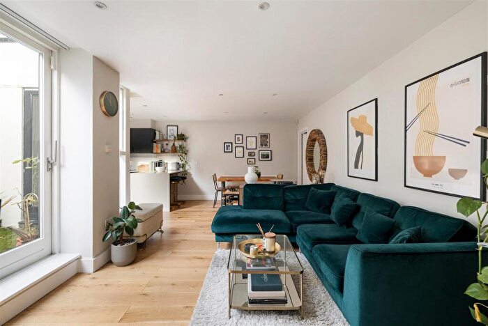 3 Bedroom Flat For Sale In Queensdown Road, Hackney, E5