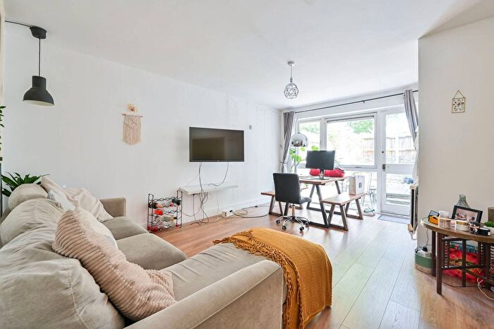 1 Bedroom Flat To Rent In Brixton Road, Oval, London, SW9
