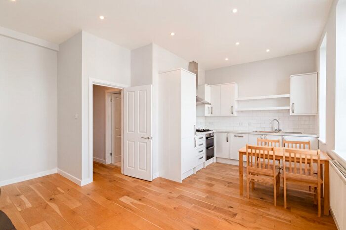 2 Bedroom Flat To Rent In Temple Fortune Parade, Finchley Road, London, NW11