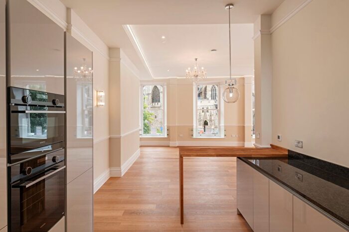 2 Bedroom Flat To Rent In Cathedral Yard, Exeter, EX1